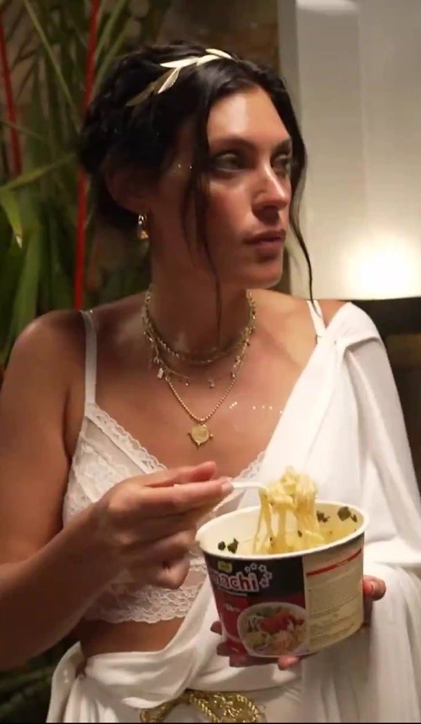 michele watching josh cut ties with tori deal while eating ramen 😭
#TheChallenge40 
-