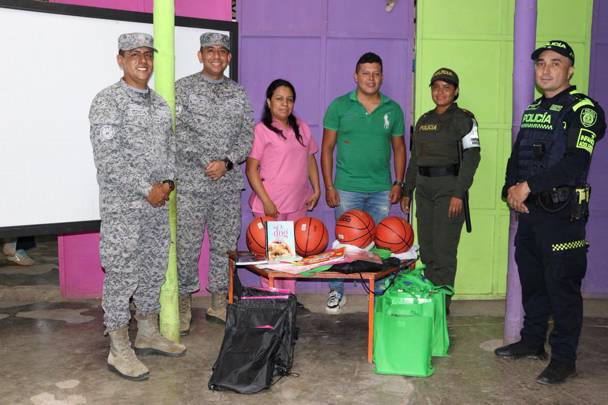 FuerzaAereaCol's tweet photo. Su @FuerzaAereaCol y @PoliciaColombia hicieron entrega de kits escolares y elementos deportivos en el Colegio Pachamama de #Popayán, apoyando la educación de la comunidad Yanakuna Wasi.
▶️https://t.co/x9eLrNoQPx
#CACOM7
#PlanCauca
#ProtegemosLaVida https://t.co/U7Z6Glx6iN