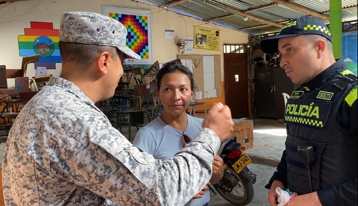 FuerzaAereaCol's tweet photo. Su @FuerzaAereaCol y @PoliciaColombia hicieron entrega de kits escolares y elementos deportivos en el Colegio Pachamama de #Popayán, apoyando la educación de la comunidad Yanakuna Wasi.
▶️https://t.co/x9eLrNoQPx
#CACOM7
#PlanCauca
#ProtegemosLaVida https://t.co/U7Z6Glx6iN