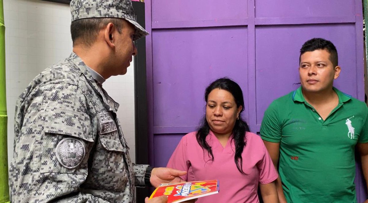 FuerzaAereaCol's tweet photo. Su @FuerzaAereaCol y @PoliciaColombia hicieron entrega de kits escolares y elementos deportivos en el Colegio Pachamama de #Popayán, apoyando la educación de la comunidad Yanakuna Wasi.
▶️https://t.co/x9eLrNoQPx
#CACOM7
#PlanCauca
#ProtegemosLaVida https://t.co/U7Z6Glx6iN