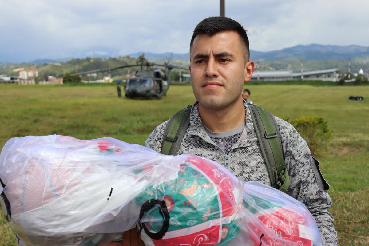 FuerzaAereaCol's tweet photo. Su @FuerzaAereaCol y @PoliciaColombia hicieron entrega de kits escolares y elementos deportivos en el Colegio Pachamama de #Popayán, apoyando la educación de la comunidad Yanakuna Wasi.
▶️https://t.co/x9eLrNoQPx
#CACOM7
#PlanCauca
#ProtegemosLaVida https://t.co/U7Z6Glx6iN