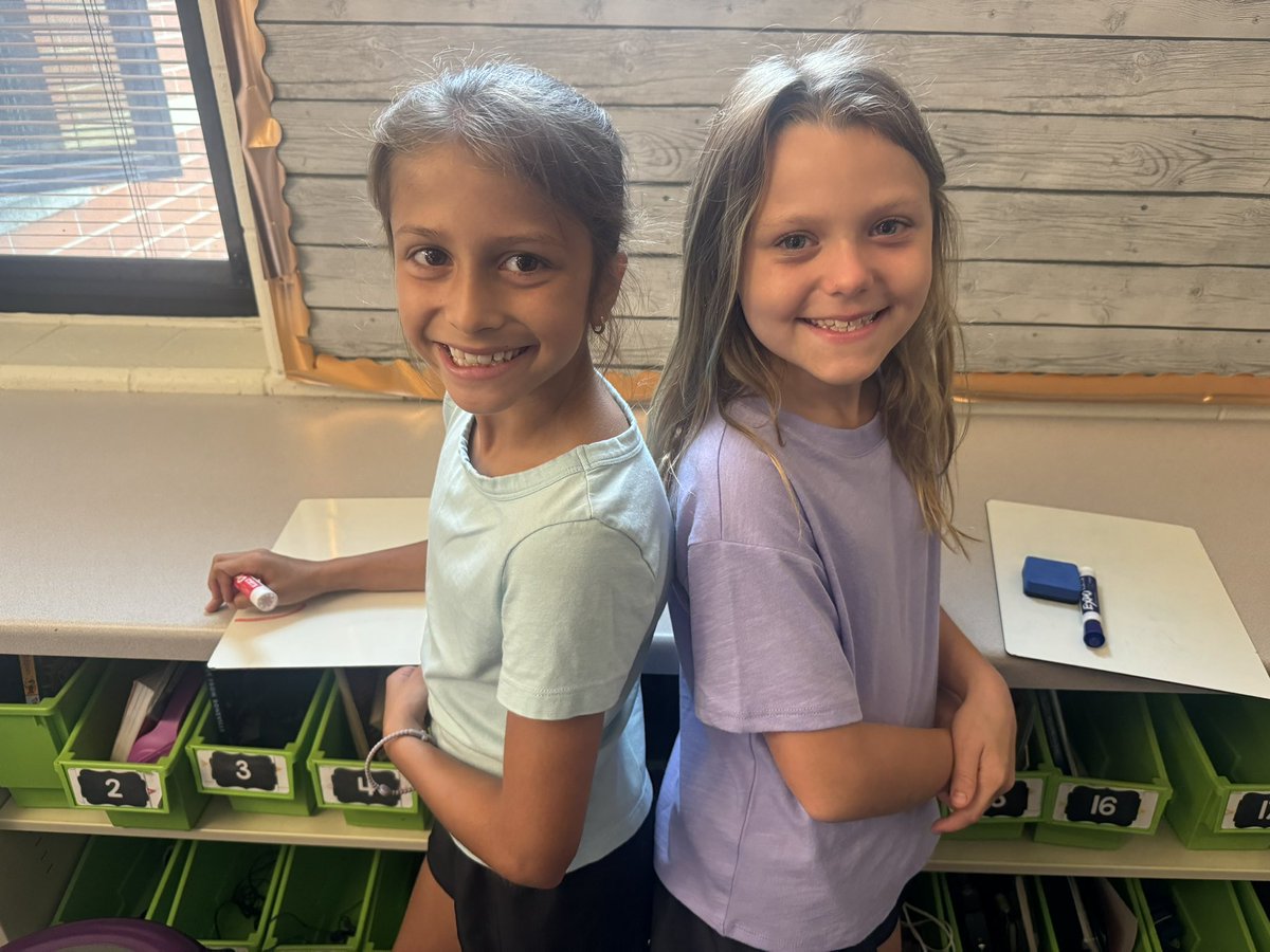 MrsAndersenGL's tweet photo. It’s been a great week getting to know Team 402! Looking forward to a great year with this classroom family! #gogulllake #goodsports #teamryan #4thgrade https://t.co/1rYrJ4DeY0