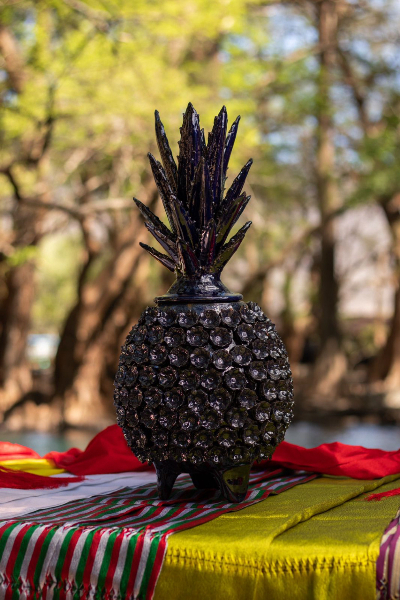 Michoacan's tweet photo. Las Piñas de barro vidriado de San José de Gracia son el detalle perfecto para embellecer la sala de tu hogar. ¿A qué esperas? ¡Ven a conseguir la tuya! 🍍 #Michoacán #elAlmadeMéxico https://t.co/fbWjHqyebX