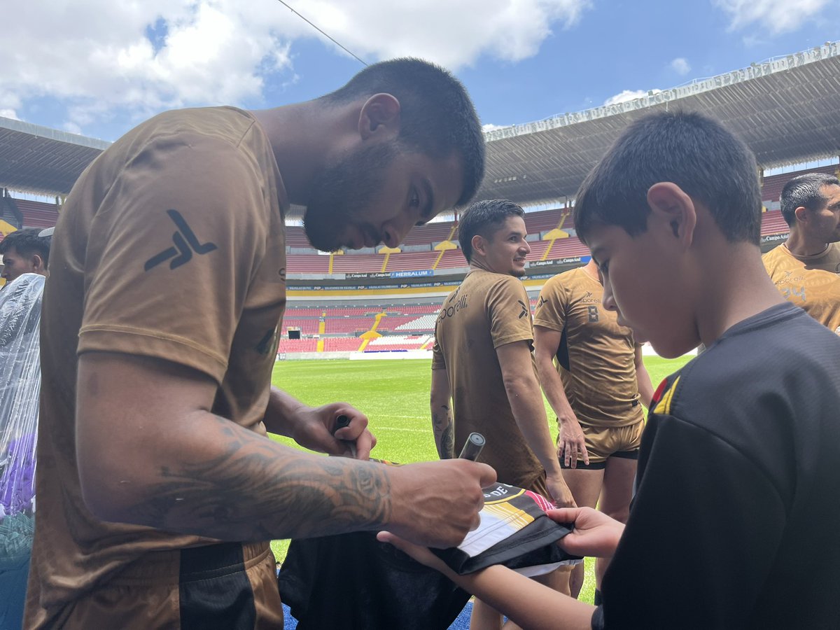 LeonesNegrosCF's tweet photo. Qué bonita sorpresa tuvimos esta mañana, nuestro CID @cunorte_udg. 🤝🇧🇪
Gracias por sus porras durante el entrenamiento. Sigan esforzándose para cumplir sus sueños. 🖤🦁
#FormamosValores #CIDsLeonesNegros
#50AniversarioDelEquipoQueNacióGrande #CIDs #CID https://t.co/Oi19N5RmO4