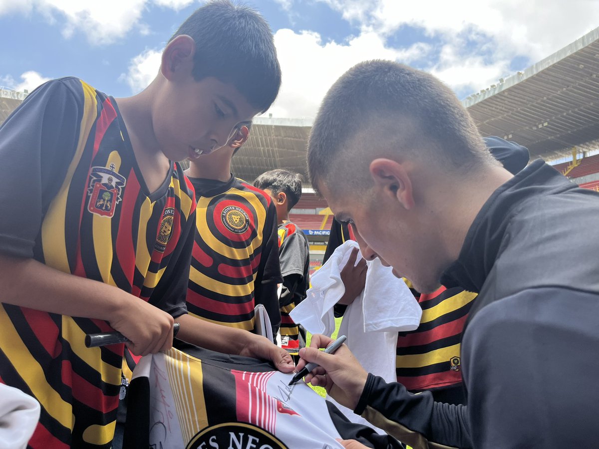 LeonesNegrosCF's tweet photo. Qué bonita sorpresa tuvimos esta mañana, nuestro CID @cunorte_udg. 🤝🇧🇪
Gracias por sus porras durante el entrenamiento. Sigan esforzándose para cumplir sus sueños. 🖤🦁
#FormamosValores #CIDsLeonesNegros
#50AniversarioDelEquipoQueNacióGrande #CIDs #CID https://t.co/Oi19N5RmO4