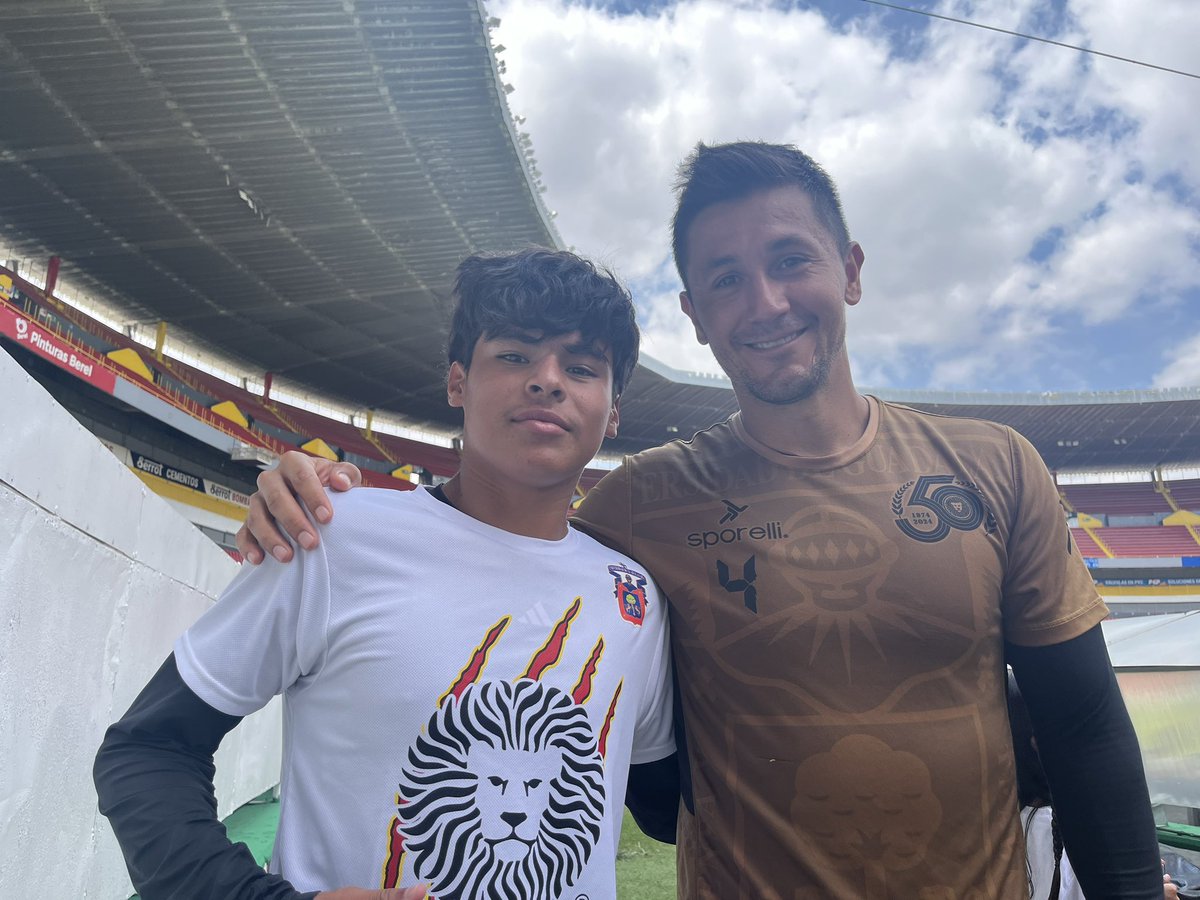LeonesNegrosCF's tweet photo. Qué bonita sorpresa tuvimos esta mañana, nuestro CID @cunorte_udg. 🤝🇧🇪
Gracias por sus porras durante el entrenamiento. Sigan esforzándose para cumplir sus sueños. 🖤🦁
#FormamosValores #CIDsLeonesNegros
#50AniversarioDelEquipoQueNacióGrande #CIDs #CID https://t.co/Oi19N5RmO4