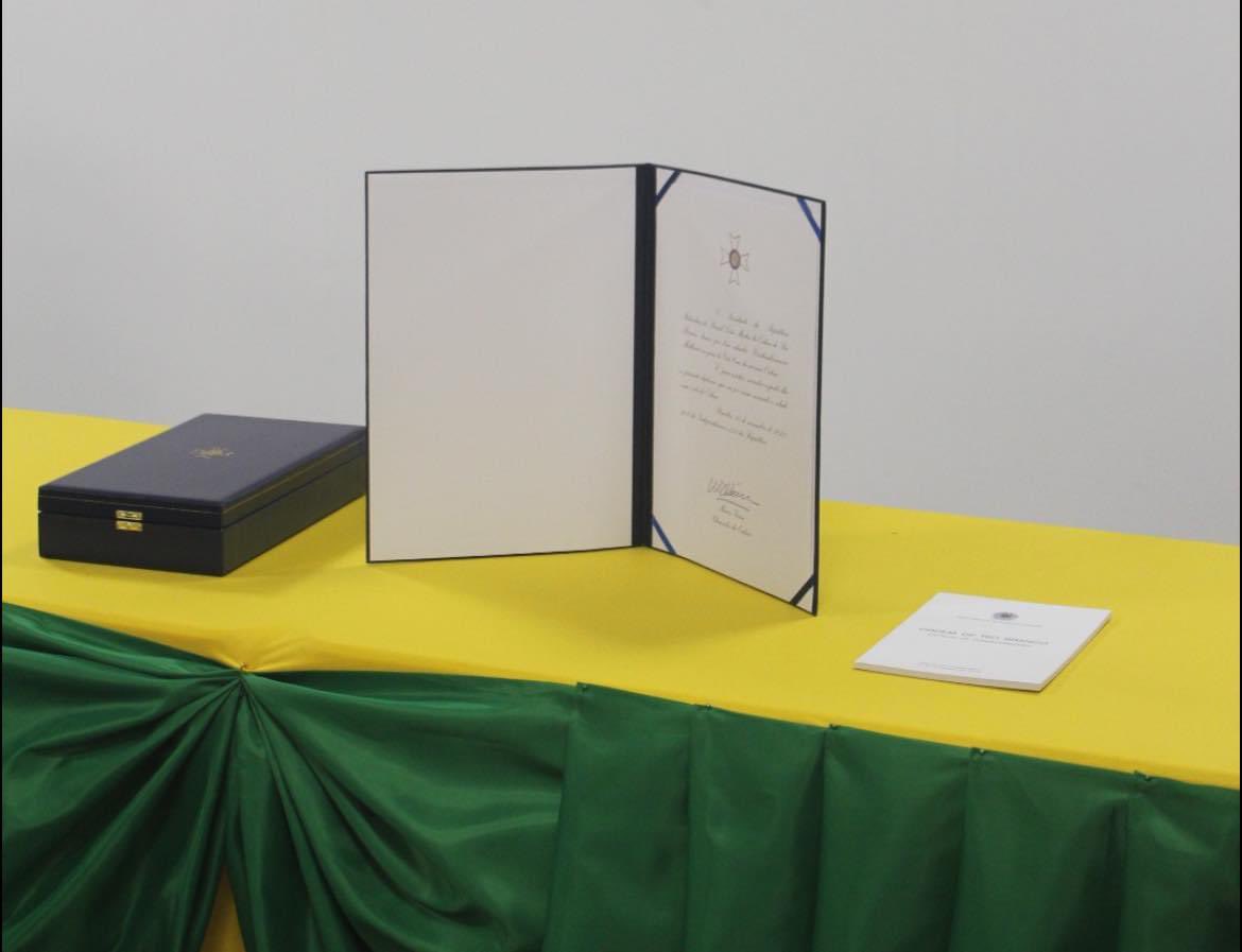 mindefsuriname's tweet photo. Minister Krishna Mathoera van Defensie heeft op 20 augustus jl. the Grand Cross of the Order of Rio Branco, uit Brazilië, toegekend gekregen. https://t.co/n32zWdg9FL