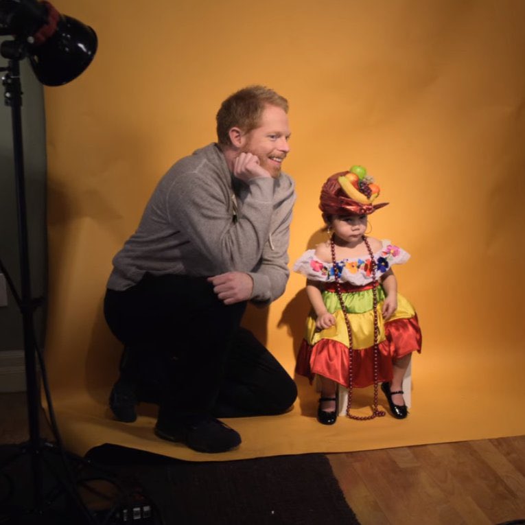 lily vestida de carmen miranda em modern family é uma das maiores referências ao brasil