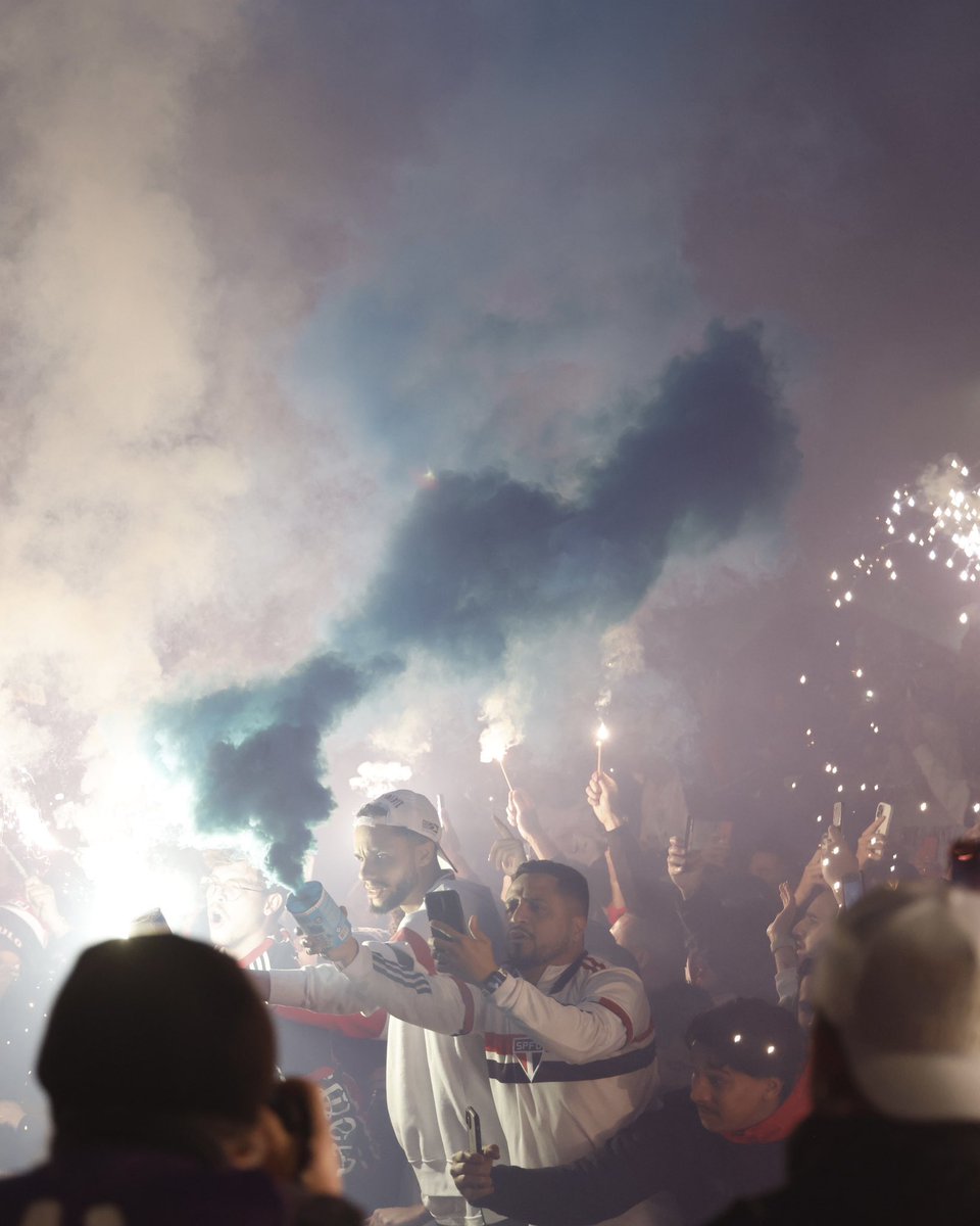 Juezcentral's tweet photo. Recibimiento con bengalas azules. Y silencio absoluto en el Morumbi en honor a Juan Izquierdo. Así se despide a un rival. Grande el Sao Paulo. https://t.co/FuY16PNC0Q