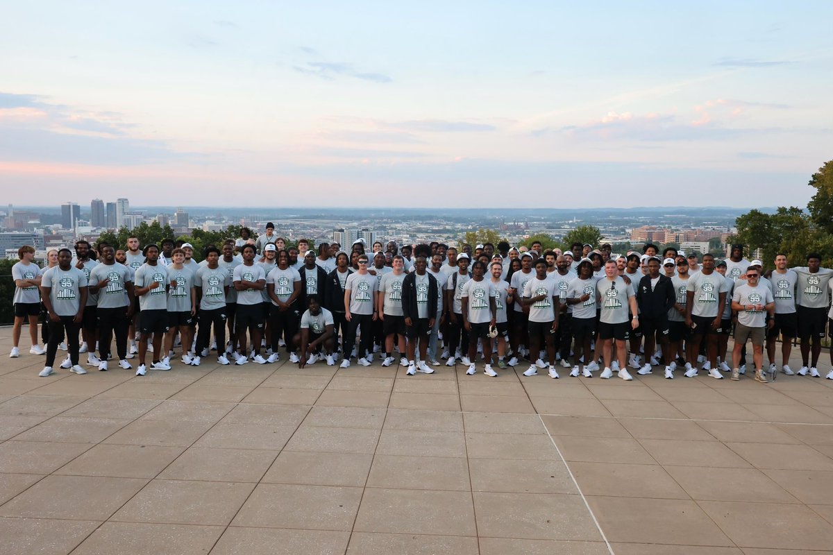randallwoodfin's tweet photo. It's the most wonderful time of the year and our boys are ready to show and prove. Go Blazers! #ForThe99 #WinAsOne @UAB_FB https://t.co/NoMrrUCDbP