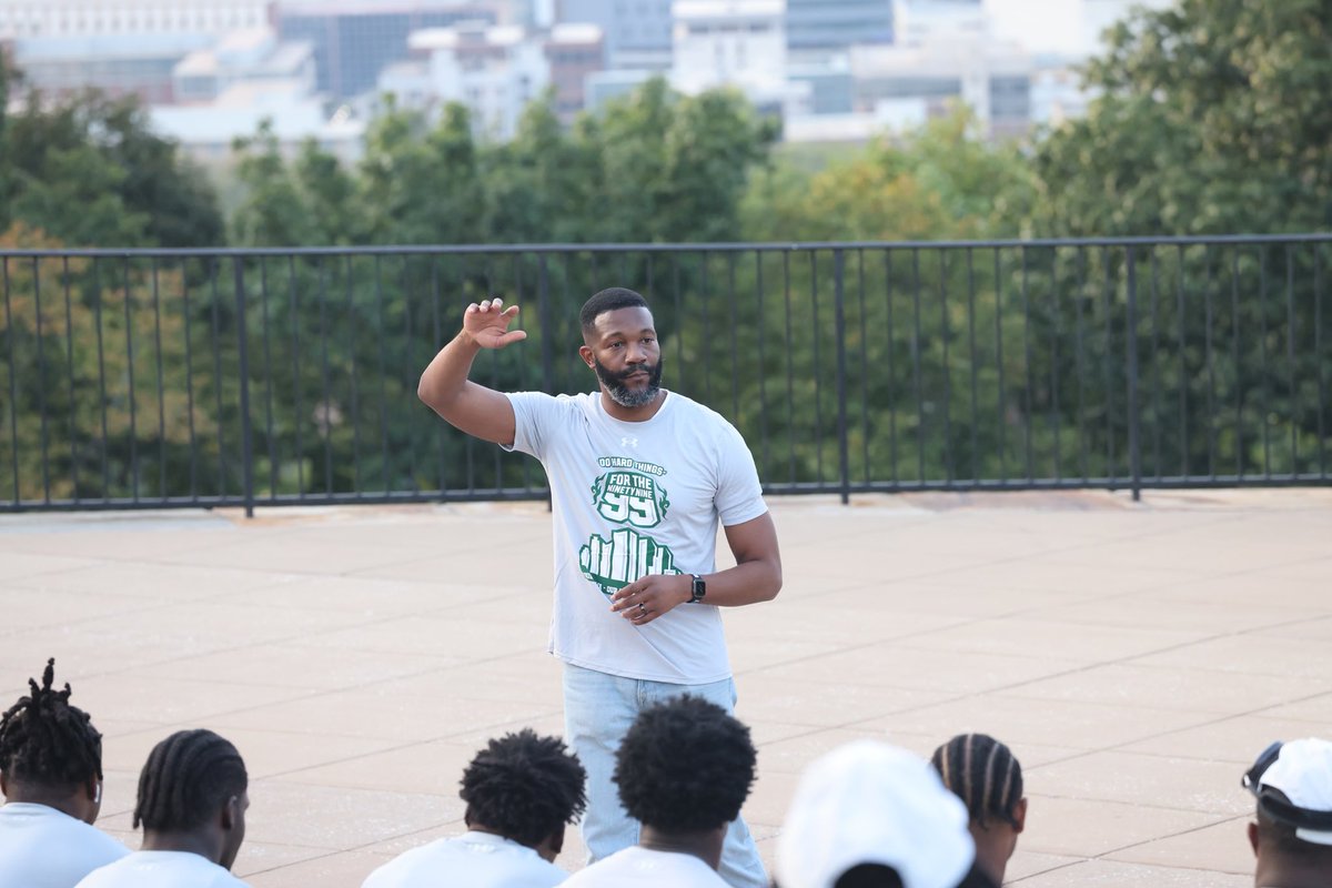 randallwoodfin's tweet photo. It's the most wonderful time of the year and our boys are ready to show and prove. Go Blazers! #ForThe99 #WinAsOne @UAB_FB https://t.co/NoMrrUCDbP
