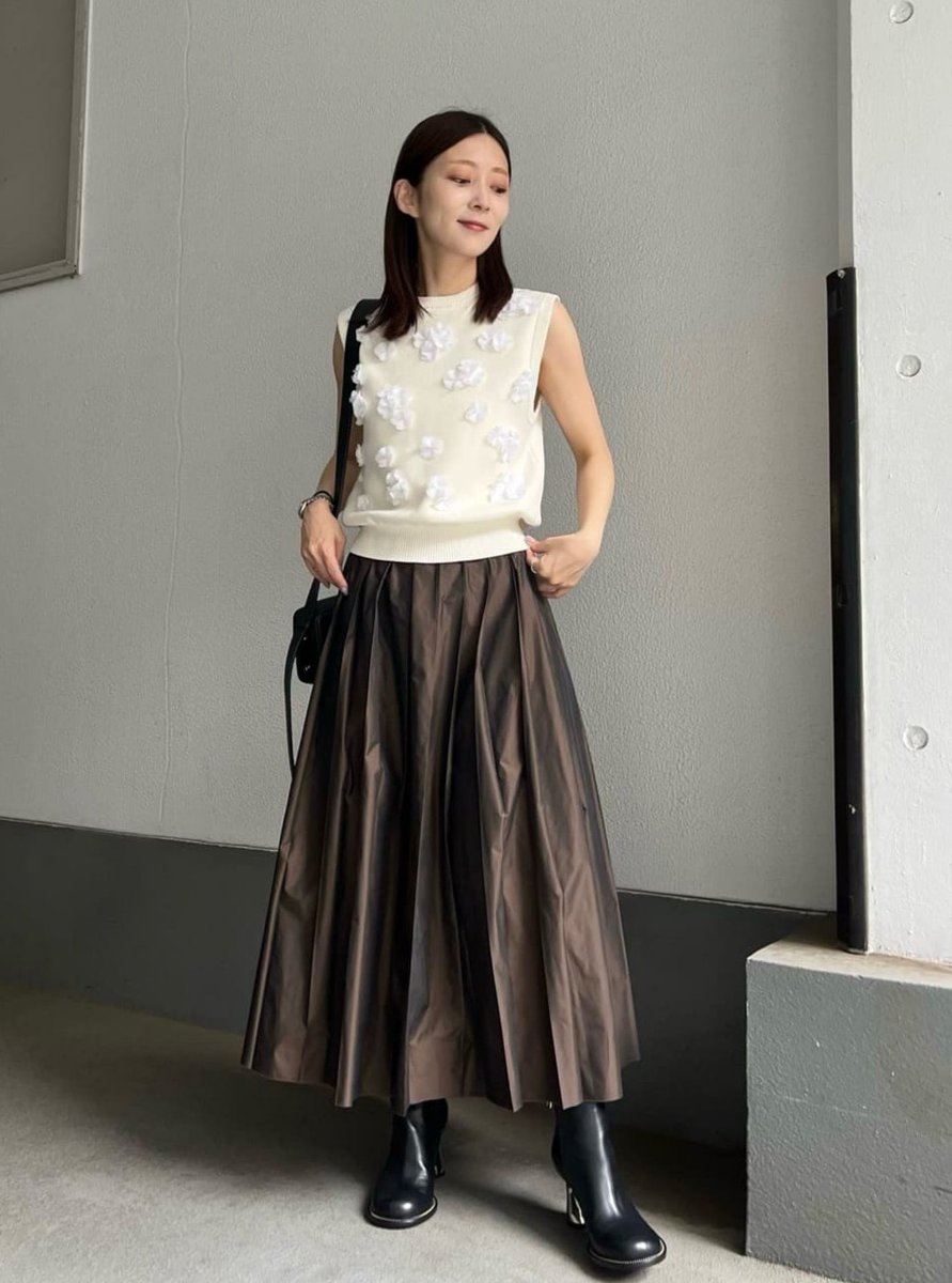 【ユナイテッドアローズ】フラワーモチーフ ノースリーブ ニットベスト　ブラック 3D フラワーモチーフ ノースリーブ ニットベストを使った人気