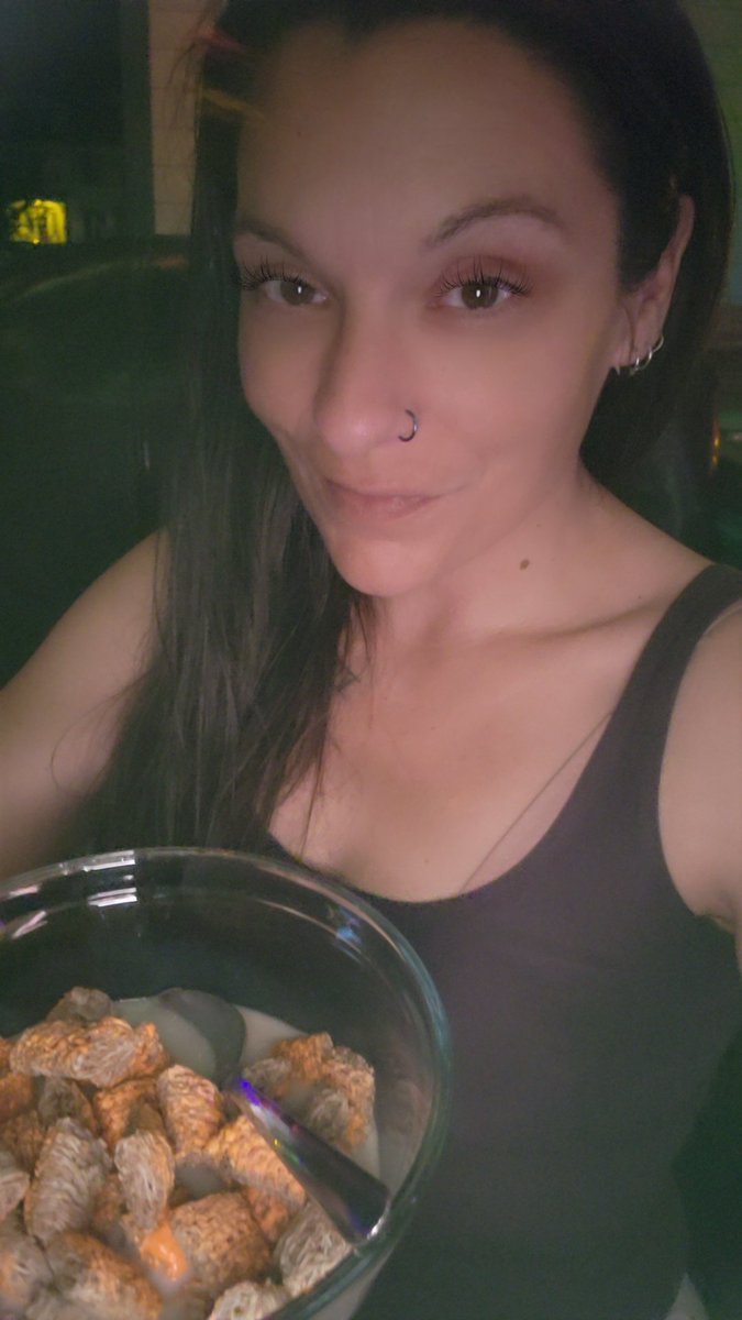 Type0Negative11's tweet photo. What's your go-to snack at night 🌙?
Mine has been Pumpkin Pie Spice Frosted Mini Wheats! 🤤 😋
#PumpkinPieSpice @pumpkinpie #MiniWheats @MiniWheats #LimitedEdition @KelloggsUS #pumpkinpie #cereal https://t.co/GX6dTf9sb6