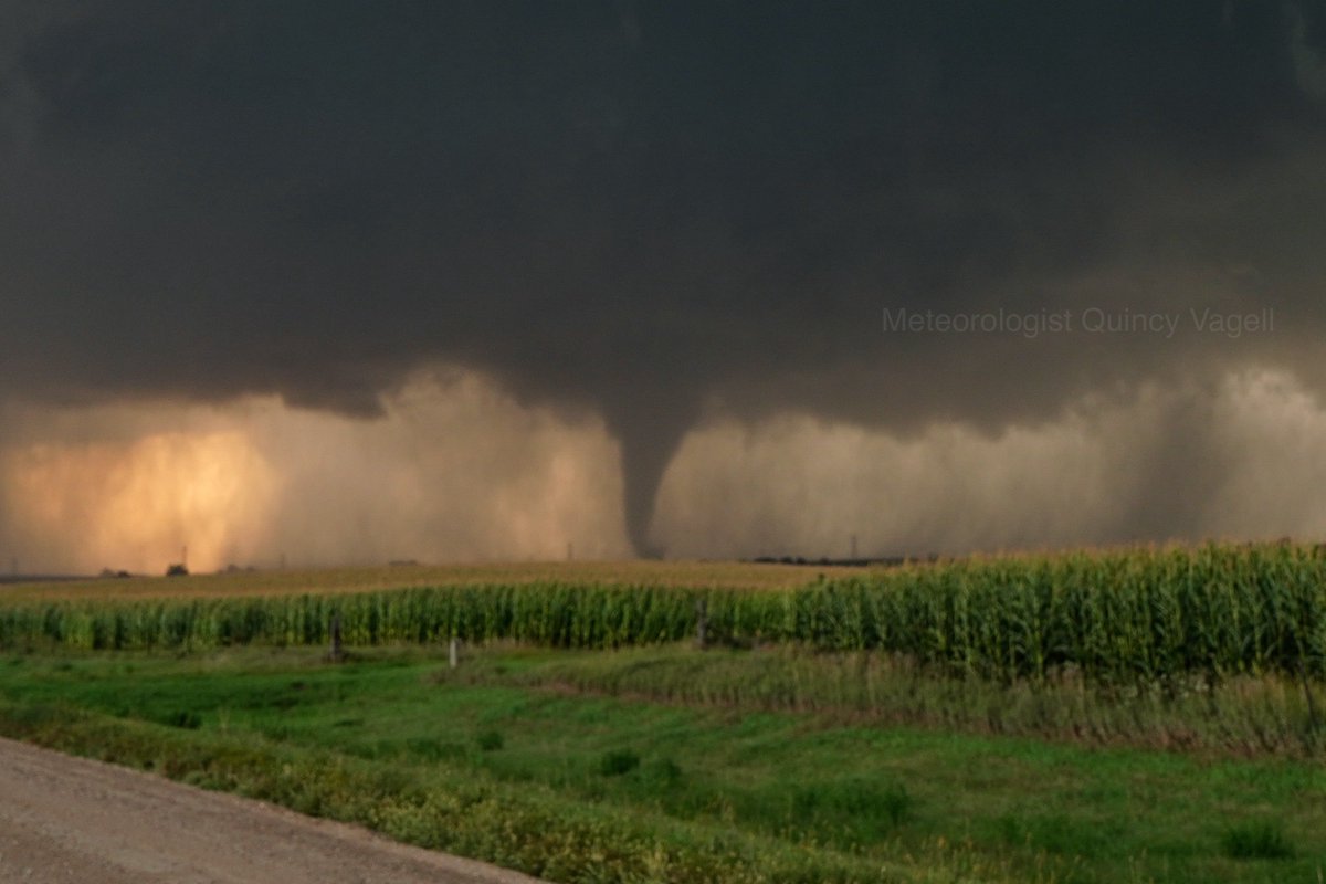 stormchaserQ's tweet photo. Various photos of tonight’s tornado near Mound City, SD #sdwx @NWSAberdeen https://t.co/AKmXwAHCdE