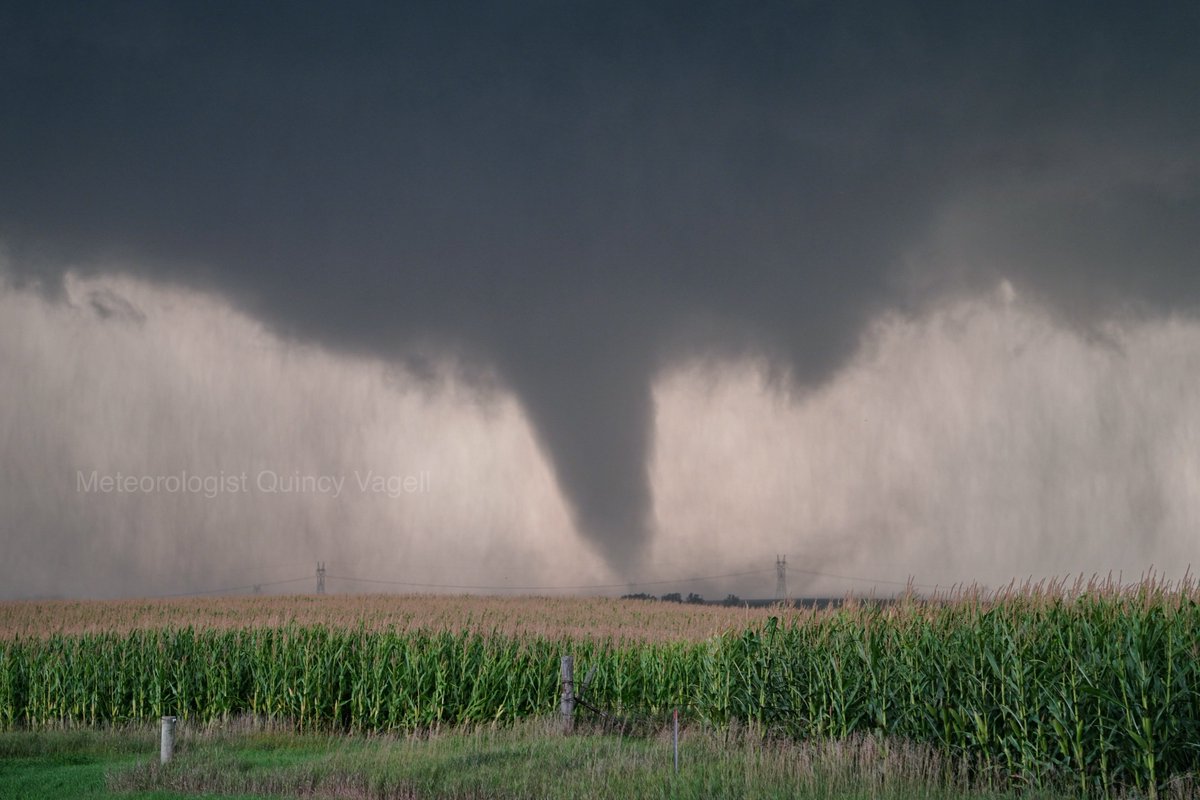 stormchaserQ's tweet photo. Various photos of tonight’s tornado near Mound City, SD #sdwx @NWSAberdeen https://t.co/AKmXwAHCdE