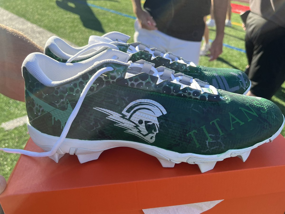 WS_TITAN_FB's tweet image. Thank you @SheizzaNissa the custom cleats! #tffamily #hardworkpaysoffs