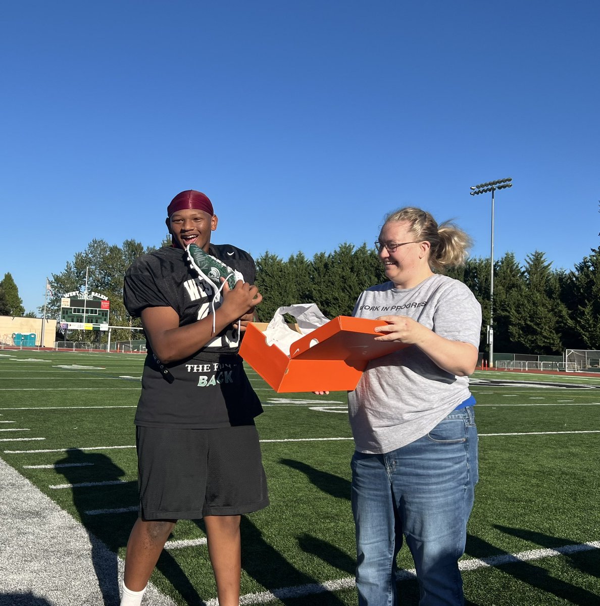 WS_TITAN_FB's tweet image. Thank you @SheizzaNissa the custom cleats! #tffamily #hardworkpaysoffs