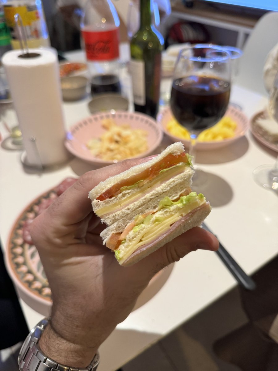 paranacome's tweet photo. El número uno en materia de sandwichs Andrés F. https://t.co/cZJVTI0Dt4