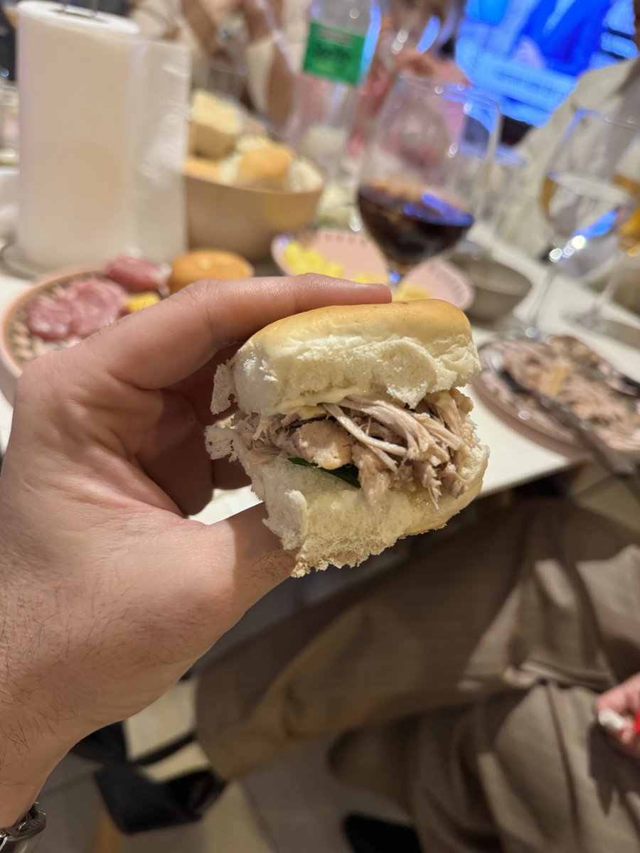 paranacome's tweet photo. El número uno en materia de sandwichs Andrés F. https://t.co/cZJVTI0Dt4