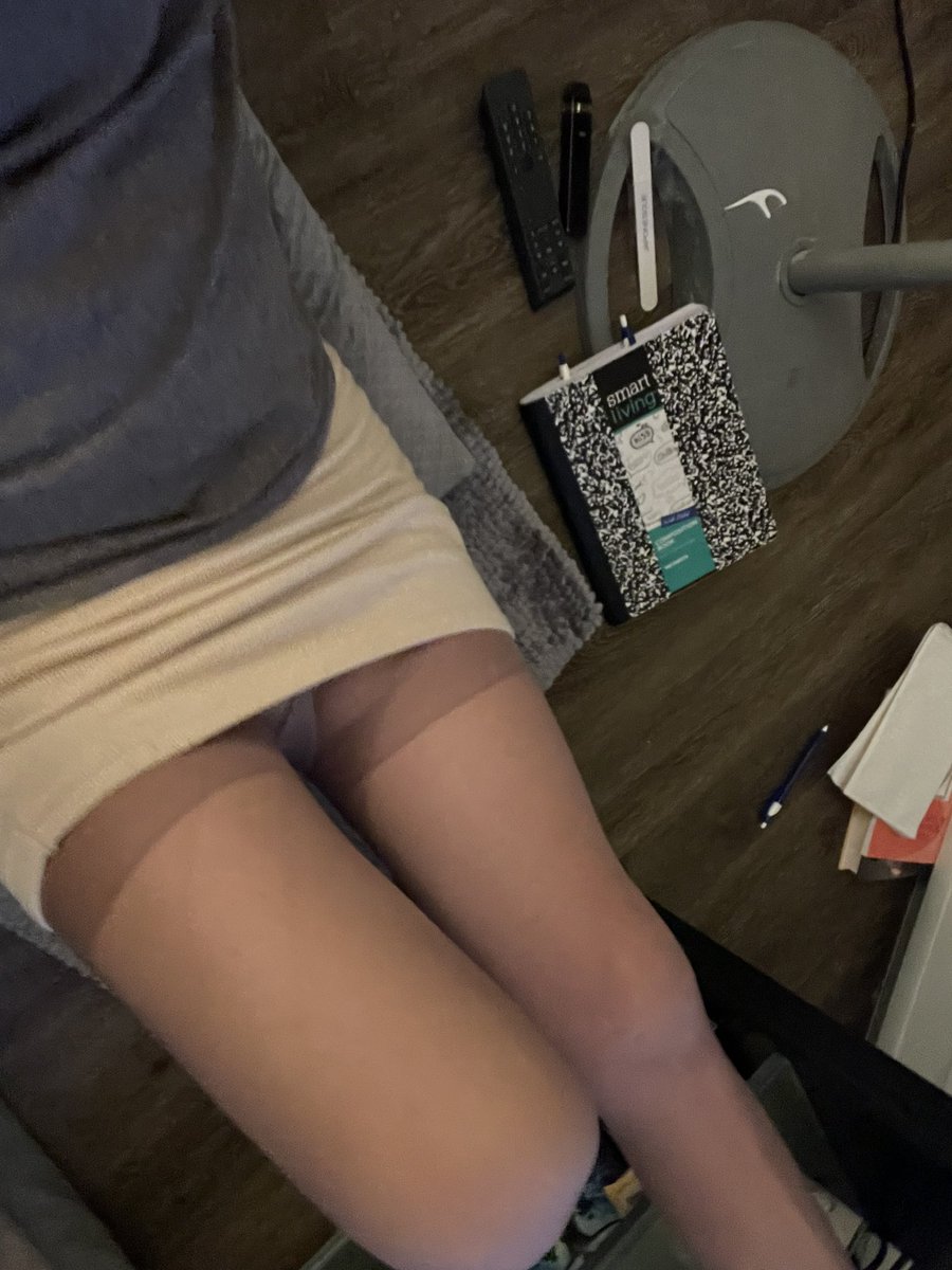 PennWarren's tweet photo. I love showing my support lines. There’s just something about them that you’re NOT supposed to see 😈😈omg in high school I showed them all the time https://t.co/hT9aS9QHFm