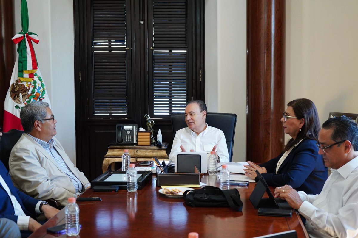 AlfonsoDurazo's tweet photo. Hoy me reuní con mi estimadísimo Alfonso Millán, delegado de Tijuana-Tecate-Rosarito de la Cámara Nacional del Autotransporte de Carga (@canacarmexico), para coordinar estrategias en temas de transporte y comercio fronterizo.

Desde el Gobierno del Estado, continuaremos aportando lo necesario para impulsar el desarrollo económico de la región.