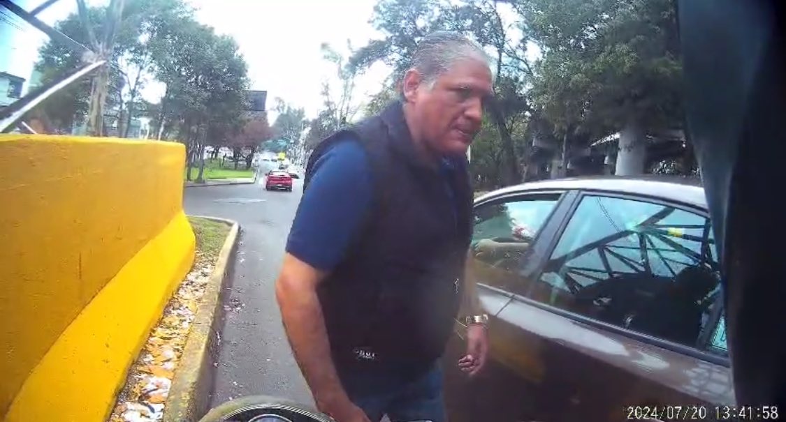 jhbotello's tweet photo. @c4jimenez @AzcapotzalcoMx @SSC_CDMX @FiscaliaCDMX A mi este tipo se bajó a agredirme porque según él le aventé el carro cuando me incorporé al carril y se bajó a pegarle al carro y me decía que me bajara para partirme la madre. https://t.co/eSlq0bZ6Ys