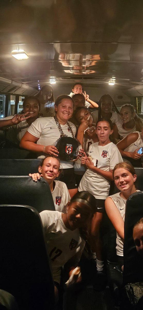 VilleLadySoccer's tweet photo. Lady Tigers get the win over Wellingtom 3-0. Shorthanded, and the girls stepped up!

Olivia Weisenberger ⚽️
Kendra Conrad ⚽️ 🅰️🅰️
Josie Randle ⚽️ 
Ava Justice 🅰️

Getting her first varsity start tonight and taking home the 🐅 on the hunt award was Reagan Wesalowski! https://t.co/9efLHSoEof