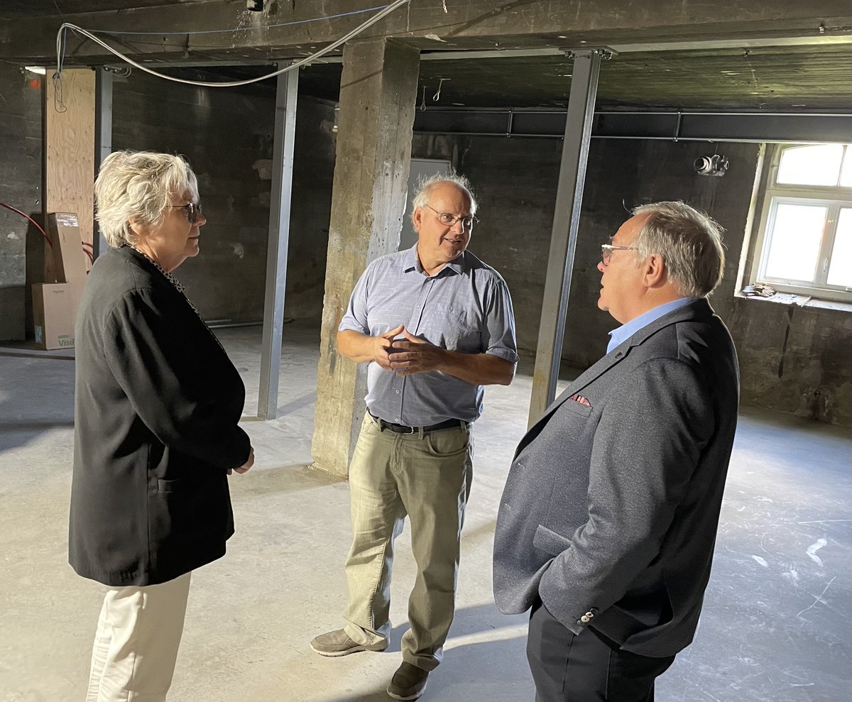 luc_provencal's tweet photo. 28/08/24 : Visite de ma collègue ministre #ssac @rouleauchantal dans #beaucenord. Ici à #stalfred avec l'organisme #cultiverpourpartager qui transforme actuellement l'ancienne église locale dans le but de donner, en 2024-25, quelque 150K lbs de légumes frais à #moissonbeauce. https://t.co/69u8SM3m0b