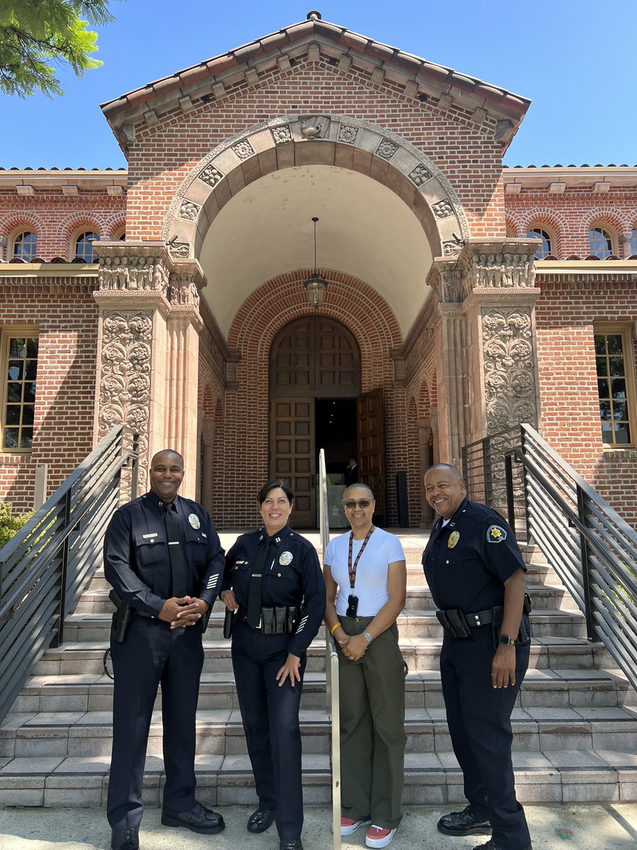 NewtonLAPD's tweet image. LAPD Newt Div Captains had a productive meeting with USC DPS Chief Lauretta Hill, Capt. Edward Power. We discussed strategies to enhance collaboration between our departments, ensuring a safer community for all. #LAPDNewton #USC #CommunitySafety #StrongerTogether