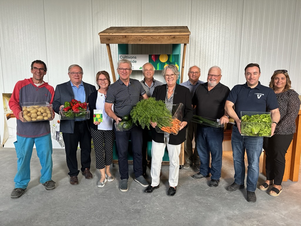 luc_provencal's tweet photo. 28/08/24 : Visite de ma collègue ministre #ssac @rouleauchantal dans #beaucenord. Ici à #stalfred avec l'organisme #cultiverpourpartager qui transforme actuellement l'ancienne église locale dans le but de donner, en 2024-25, quelque 150K lbs de légumes frais à #moissonbeauce. https://t.co/69u8SM3m0b