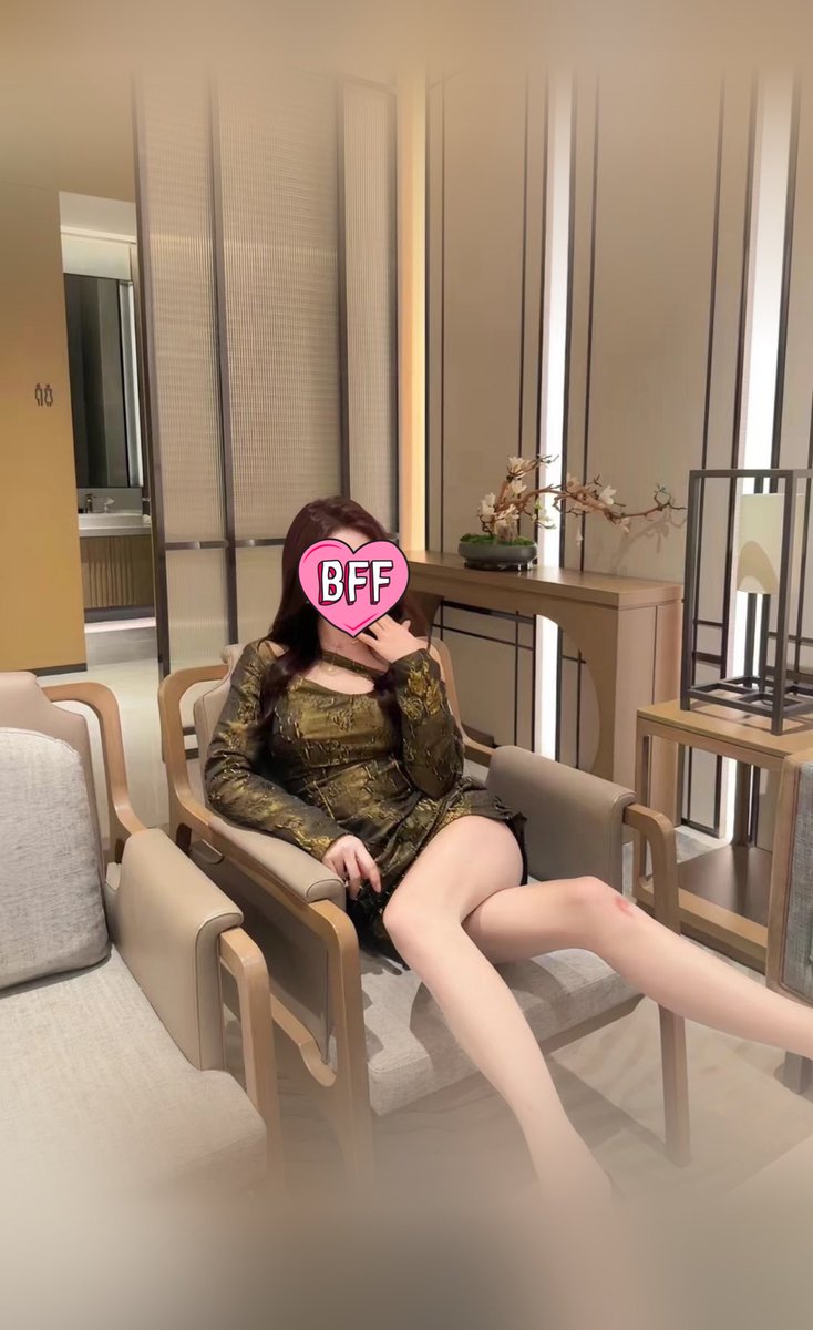 年度最佳预告—— 先放女主照片   
南方人 整容脸 口音像是两湖一带 住我们小区  多次偶遇，经常深夜被埃尔法、迈巴赫大佬带出门  穿着打扮不是正经人   门口有一个鞋架和一个360摄像头  之前苦于无法下手，也就作罢 https://t.co/d0bOL0NVWh