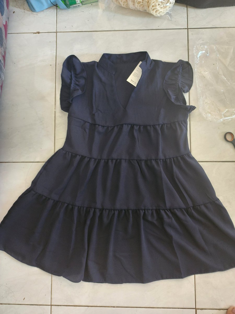 cittato_'s tweet photo. WTS dress midi lucuu. 
Detail: model rimple/ruffle. Leher ada v necknya.
Warna: dark blue/navy
Size: fit L 
Ld 80-100cm, panjang 90 cm
Price: 70k. Masih baru banget, belum dipake
#wts #wtb #zonajajan #찬열_솔로데뷔_BlackOut https://t.co/ycUl4354kc