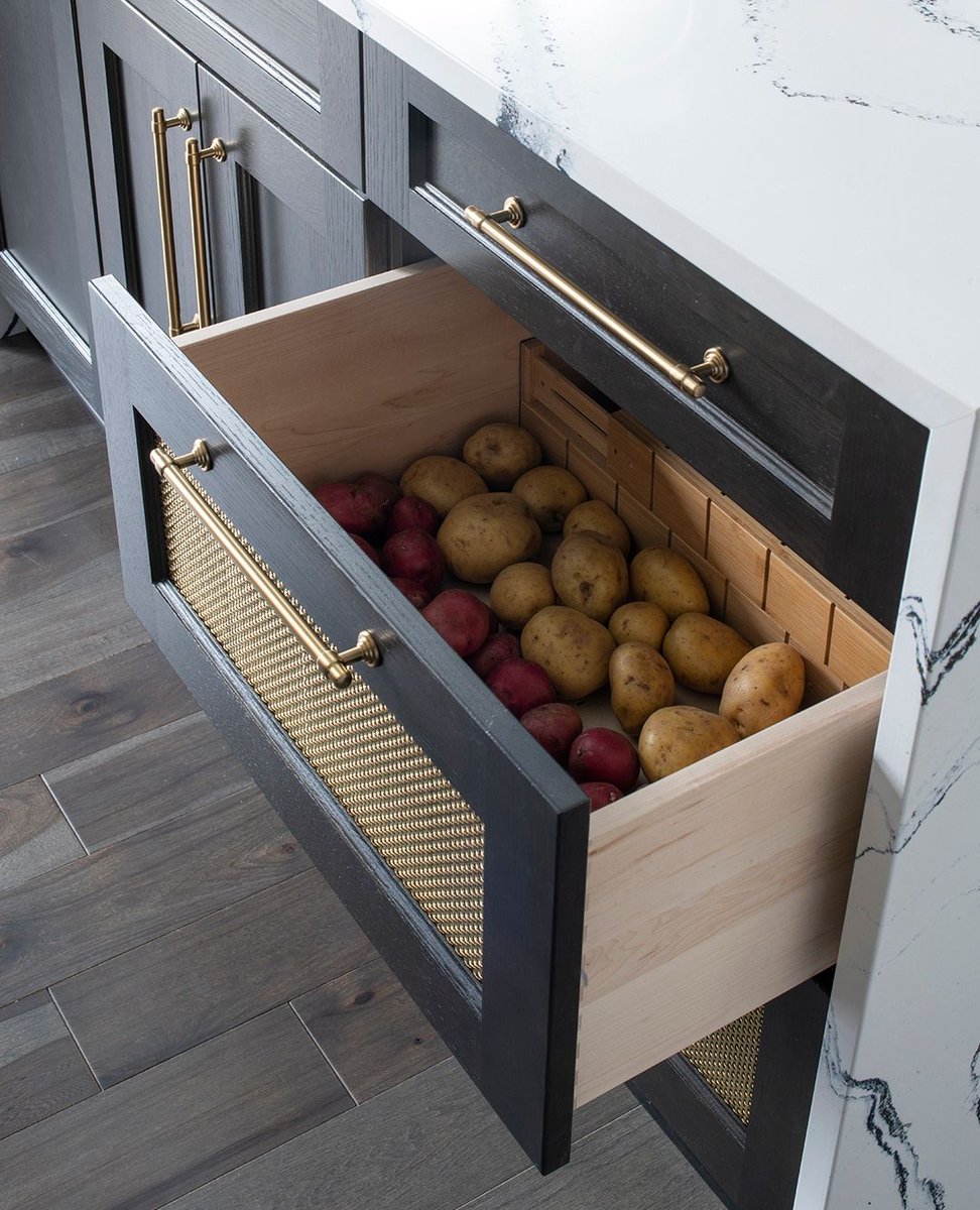 revivalhouse_'s tweet image. Picture this: crisp, colorful produce nestled comfortably in metal wire mesh front drawers, adding a layer of visual interest to your kitchen design.
⁠
#vegetabledrawer #veggiedrawer #producestorage