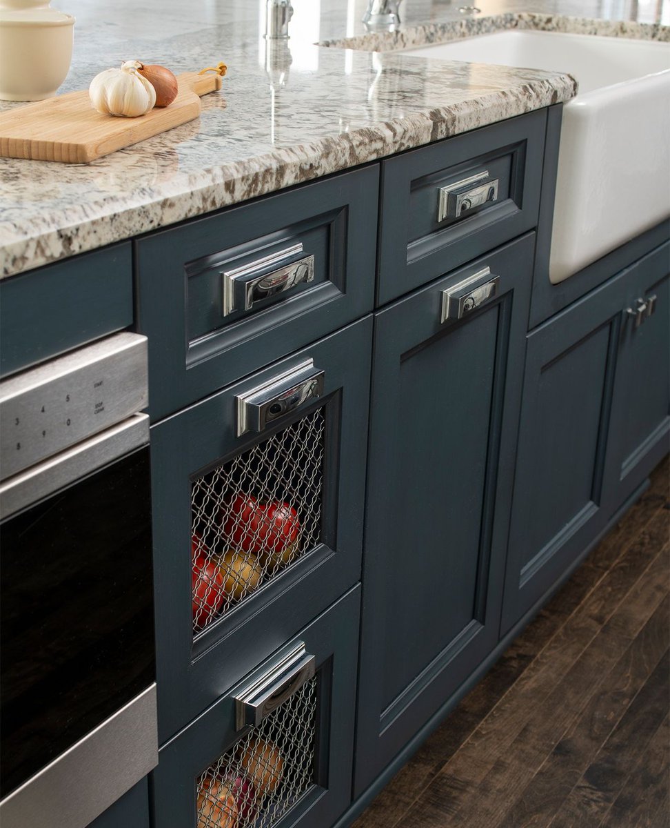 revivalhouse_'s tweet image. Picture this: crisp, colorful produce nestled comfortably in metal wire mesh front drawers, adding a layer of visual interest to your kitchen design.
⁠
#vegetabledrawer #veggiedrawer #producestorage