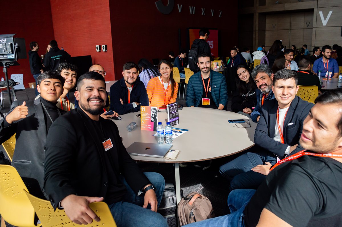 EndeavorCol's tweet photo. ¡Gracias a todos los #emprendedores y #expertos por hacer de #ExpertsMeeting by Endeavor un evento único! 🚀
Desde el #Gofest2024 de la @camaracomerbog, terminamos una jornada muy inspiradora, de mucho conocimiento y #networking para el ecosistema emprendedor del país. https://t.co/oZHeyXWkjJ