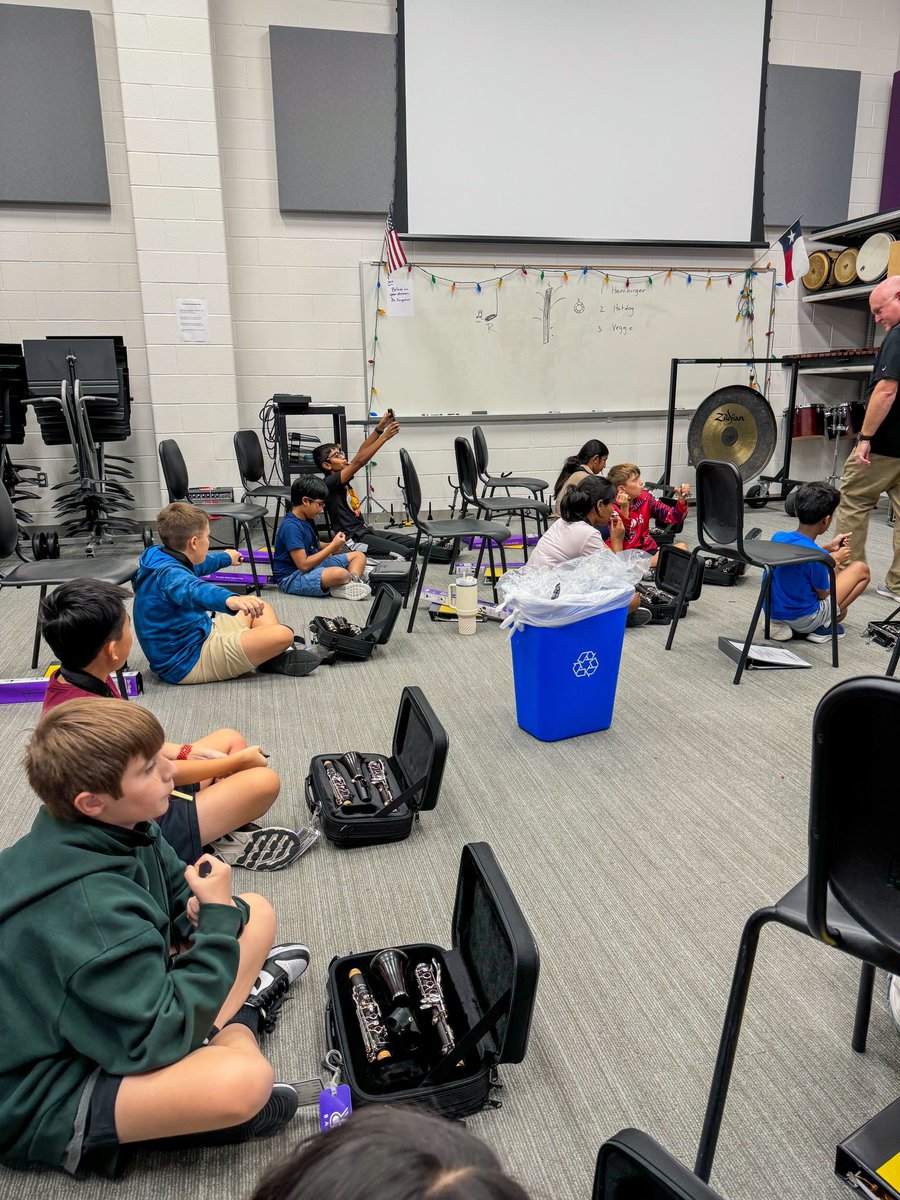 RushingBand's tweet image. VERY exciting times in beginner classes….we are making our first sounds on the instruments and opening cases 😱😱😍😍 #timetopractice