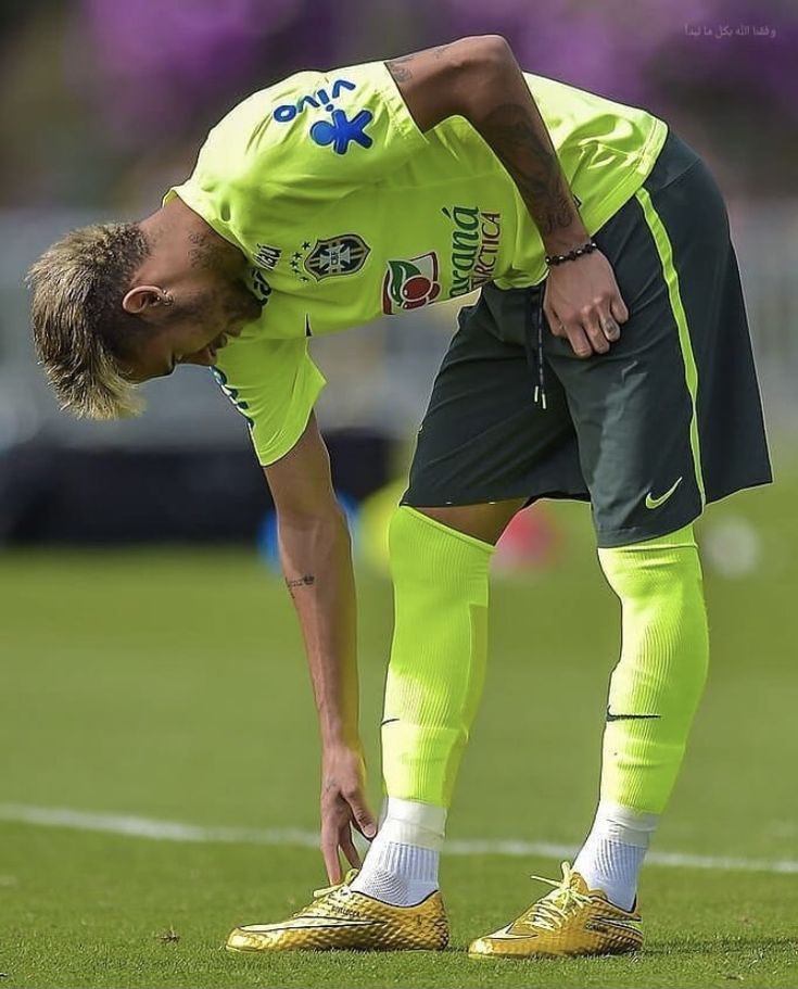 Essa chuteira do Ney. 🤩

Nostálgico!