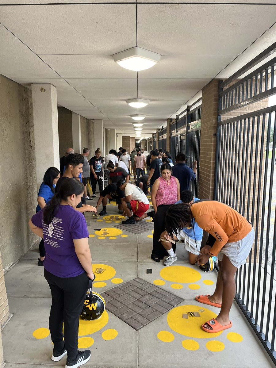 sw_football's tweet photo. What a great time we had “striping the tiger” and “painting paws” tonight! Can’t thank the parents enough for getting involved with their athlete!
@CoachRohrs 
@sbisdathletics 
@SpringWoodsHigh https://t.co/12MzeSyIMe