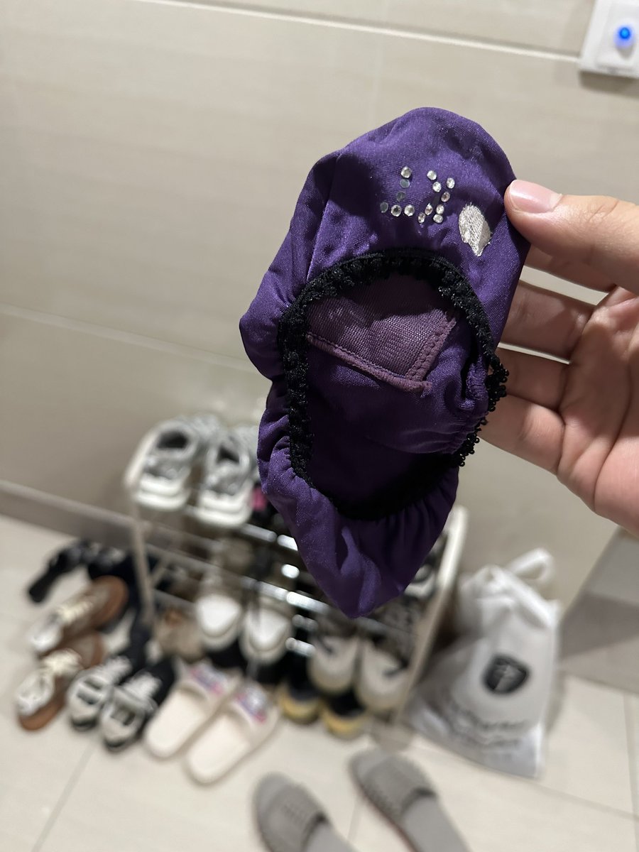 年度最佳（4） 该说不说 船袜见多了  丝绸材质还带蕾丝镶钻的 真水头一回 手感舒适柔软细腻  另一双棉袜是在烟筒靴找到的  外面掉色 里面泛黄 还有脚趾印  至于味道  船袜运动鞋应该是没少出汗  而棉袜  香喷喷   和光脚踩的Chanel一样 适合我的口味 #扫楼 https://t.co/dTHew6ccFP