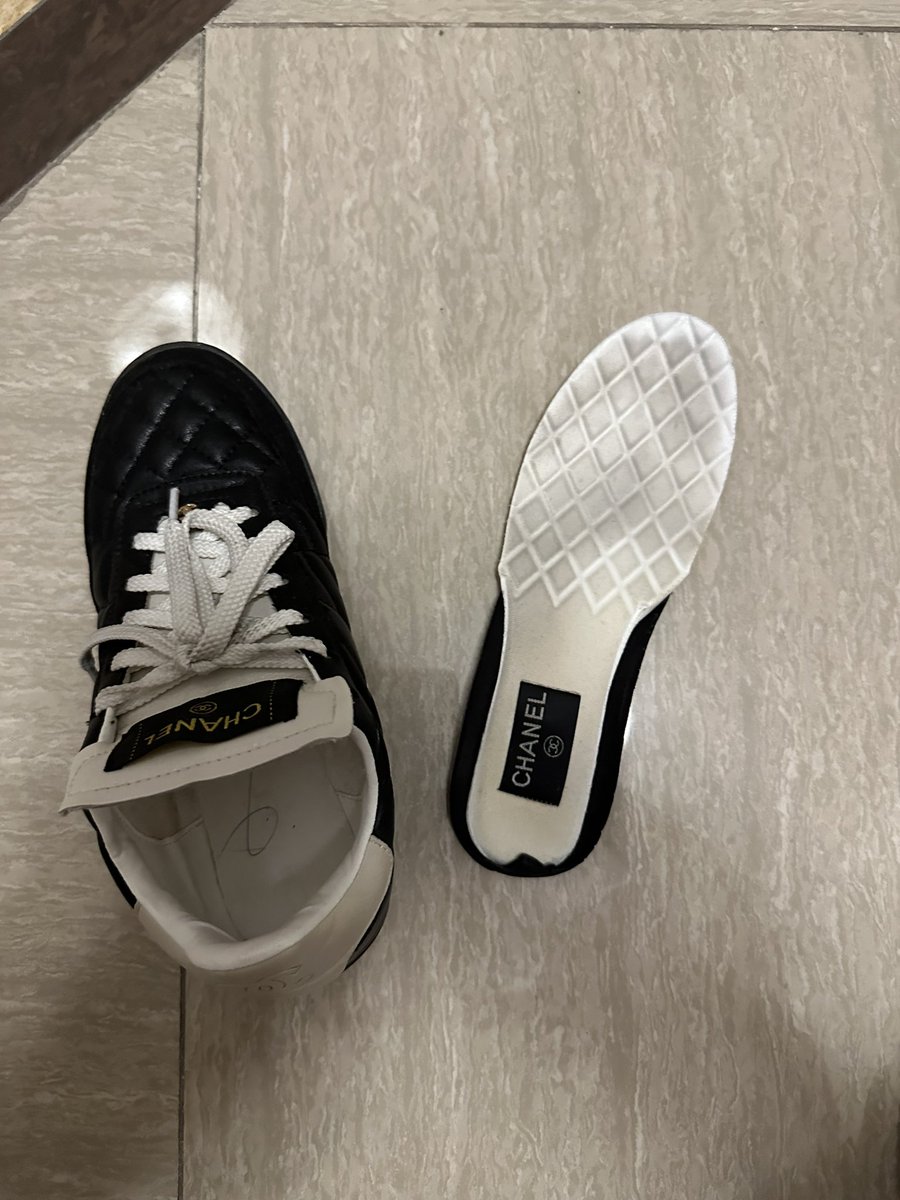 年度最佳（4） 该说不说 船袜见多了  丝绸材质还带蕾丝镶钻的 真水头一回 手感舒适柔软细腻  另一双棉袜是在烟筒靴找到的  外面掉色 里面泛黄 还有脚趾印  至于味道  船袜运动鞋应该是没少出汗  而棉袜  香喷喷   和光脚踩的Chanel一样 适合我的口味 #扫楼 https://t.co/dTHew6ccFP