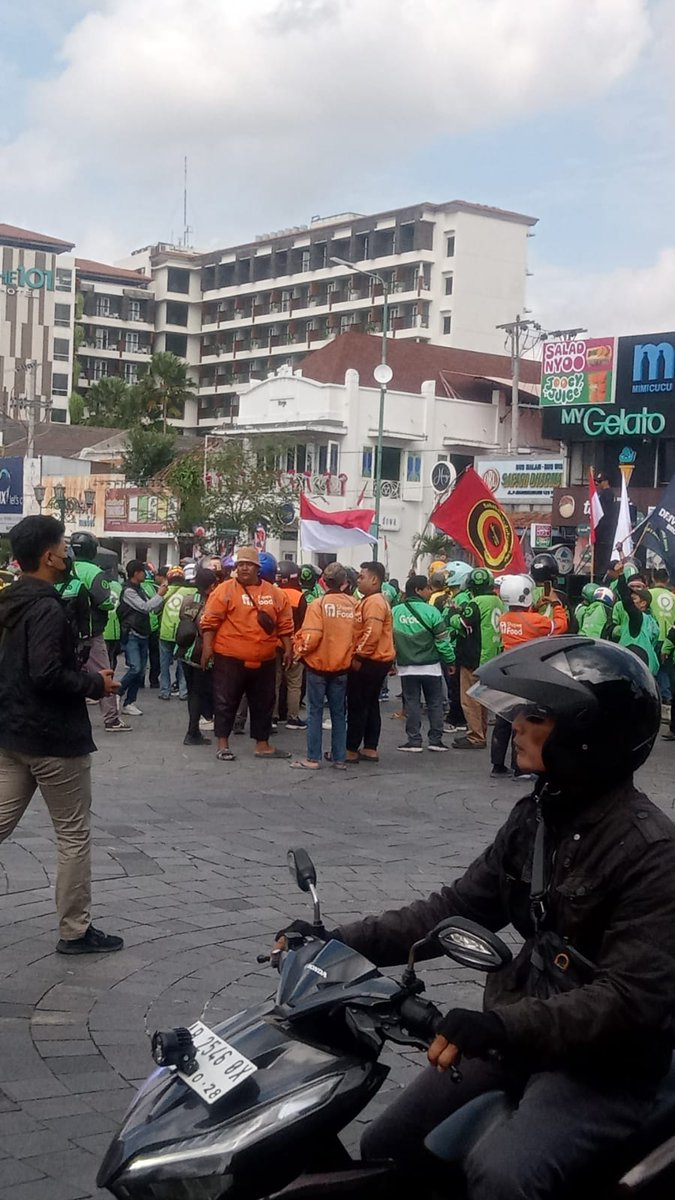 txtfromjogja's tweet photo. Sekilas info,
Situasi terkini tugu jogja, ada aksi demo driver ojol (ojek online) se DIY,
Kemungkinan lalu lintas sedikit terhambat, dihimbau untuk mencari alternatif jalan lain 🙏 https://t.co/1LBCf7Ikmb