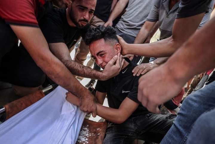 مشهد يتكرر كل صباح في غـ💔ـزة .
حسبنا الله ونعم الوكيل 🥹 ❤️‍🩹 

#غزة_تنزف 
#غزة_تباد