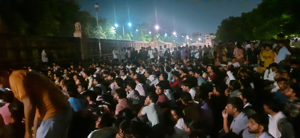 28 अगस्त, शाम के 6:30 बज चुके हैं और उत्तर प्रदेश के 15000 से भी ज्यादा सामुदायिक स्वास्थ्य अधिकारी अपनी मांगों को लेकर इको गार्डन लखनऊ में डटे है अनिश्चितकालीन धरने के लिए
@BrijeshPathak0
<a href="/yadavakhilesh/">Akhilesh Yadav</a>
<a href="/RahulGandhi/">Rahul Gandhi</a> 
<a href="/myogiadityanath/">Yogi Adityanath</a> 
<a href="/PMOIndia/">PMO India</a>
