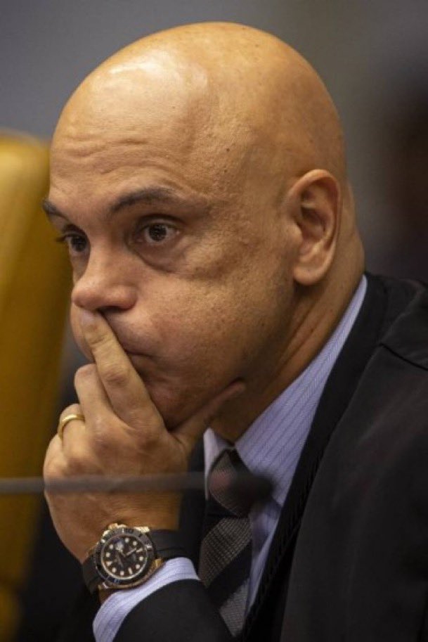 NewsLiberdade's tweet photo. 🚨URGENTE - Elon Musk acaba de dizer que Alexandre de Moraes quebrou a lei que jurou defender! 

“Este “juiz” quebrou repetidamente as leis que jurou defender” https://t.co/8C1mltxiVu