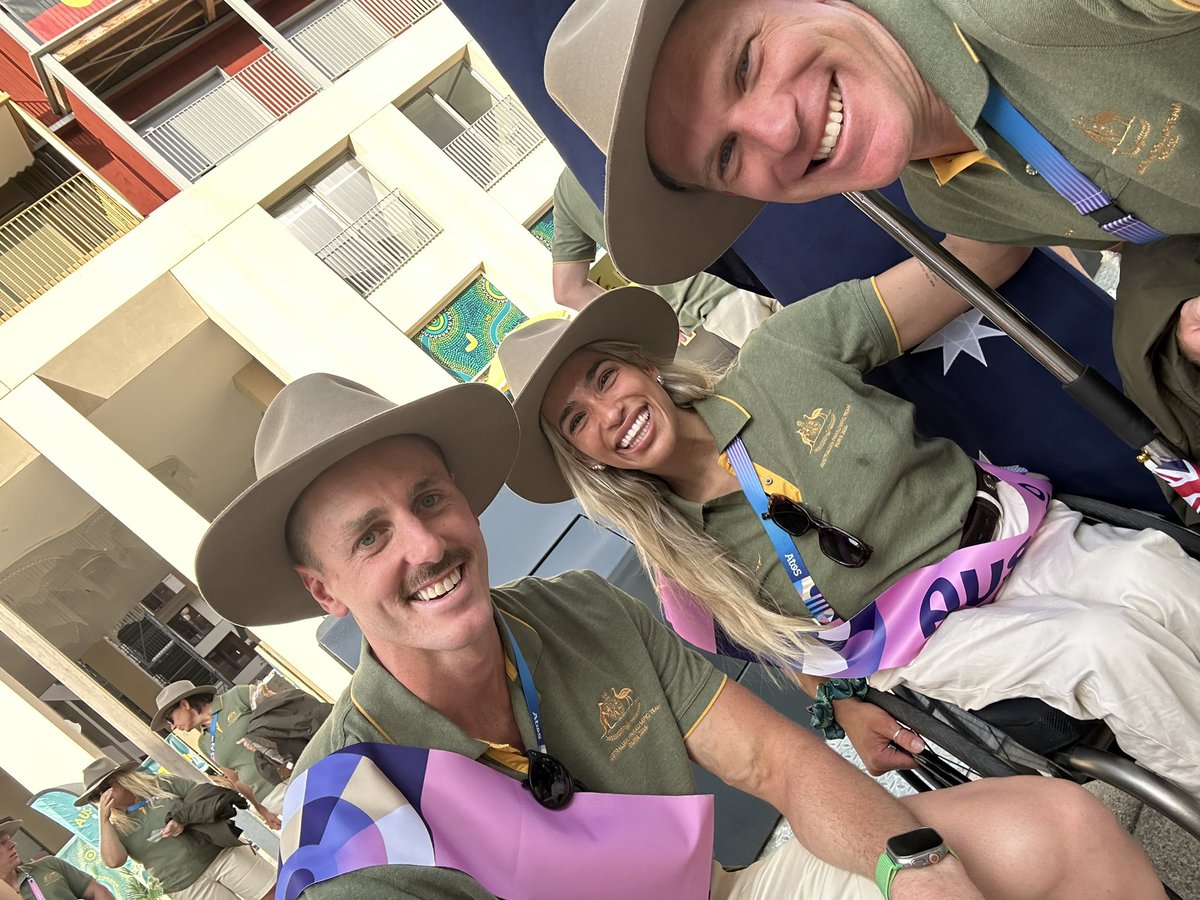 mrdaverobbo's tweet image. What a thrill to wear the @AUSParalympics opening ceremony outfit alongside these legend! 💚💛 #TheMob #Paris2024