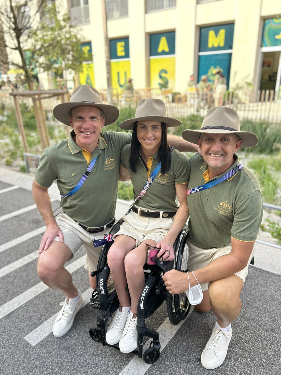 mrdaverobbo's tweet image. What a thrill to wear the @AUSParalympics opening ceremony outfit alongside these legend! 💚💛 #TheMob #Paris2024