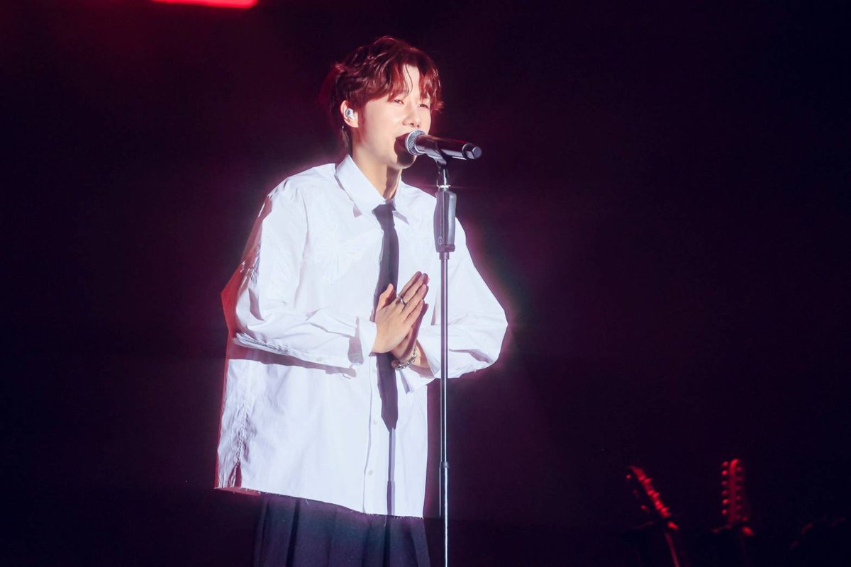 around_ent's tweet photo. “คิม ซองกยู” หนุ่มตายิ้มที่จริงใจ กับคอนเสิร์ตเดี่ยวครั้งแรกในไทยที่ฮีลใจเกินเบอร์ 2024 KIM SUNG KYU CONCERT [LV3 : Let's Vacay] IN BANGKOK

อ่านข่าวเพิ่มเติม
📍 https://t.co/rh4kYPqMi1?

#KIMSUNGKYU #金聖圭 #김성규 #LV3_LetsVacay_IN_BKK #LV3_LetsVacay
#DoubleHTNE #DSHOW_Thailand #KOKOCONNECTION