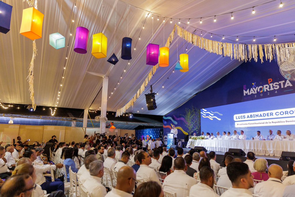 warnaudbisono's tweet photo. Estamos en San Francisco de Macorís, acompañando al presidente @luisabinader en la apertura de la Vigésima Octava edición de la @ExpoMayoristard 2024, en el Club El Mayorista. 

Este evento que atrae a diversos sectores empresariales y es el más destacado de la región noreste del país, este año ofrece un espacio especial para que los emprendedores nacionales enseñen sus productos de manera gratuita, fortaleciendo así nuestra economía y promoviendo una competencia justa📈. 

¡Es un honor ser parte de esta celebración que impulsa el progreso de nuestra nación🇩🇴!

#ExpoMayorista2024