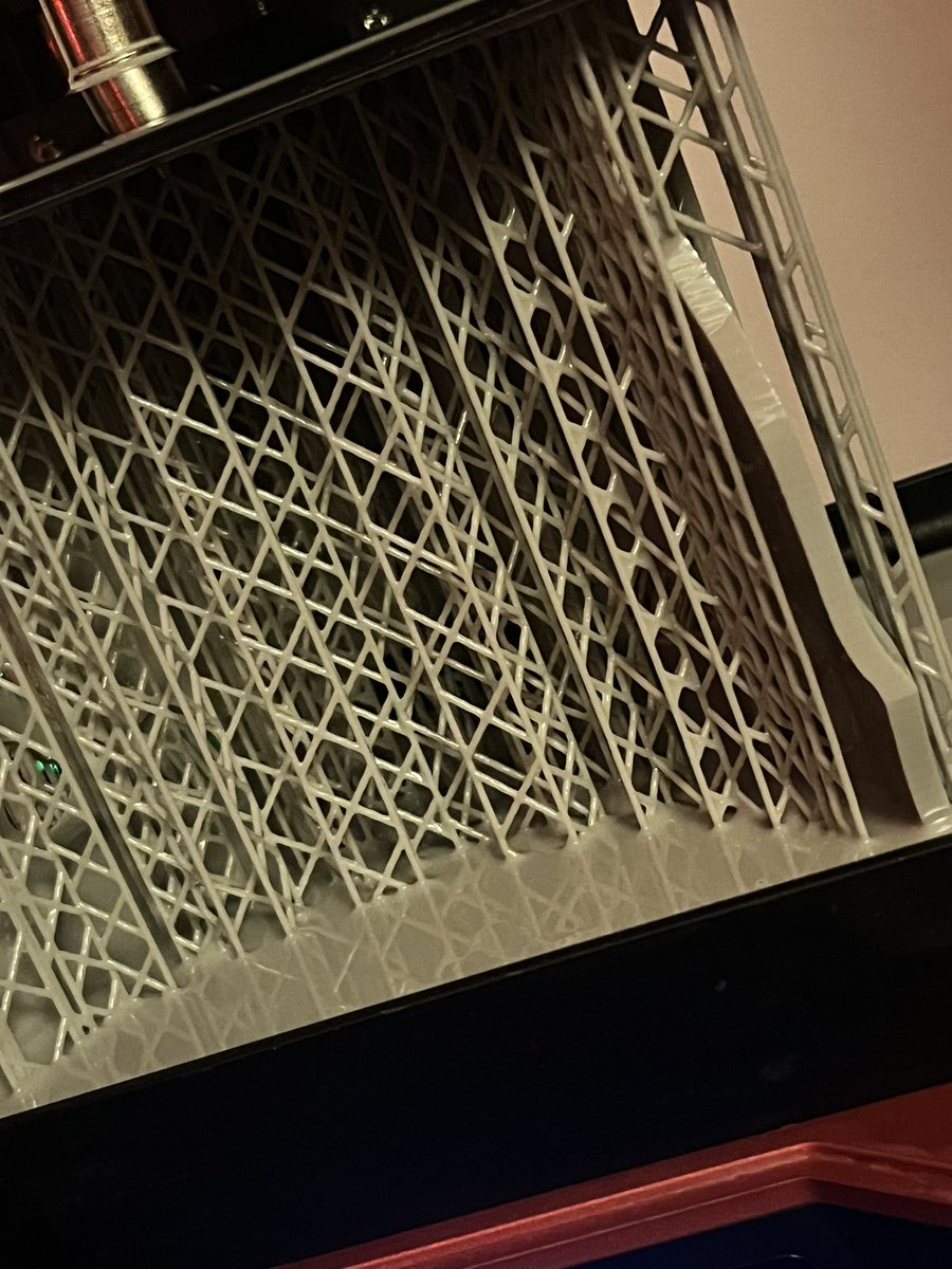 nomzombiebacon's tweet photo. These supports look so good! 8 hours in with 5 hours to go I can’t wait to see how good this print is gonna look! https://t.co/chUO0fvQ36