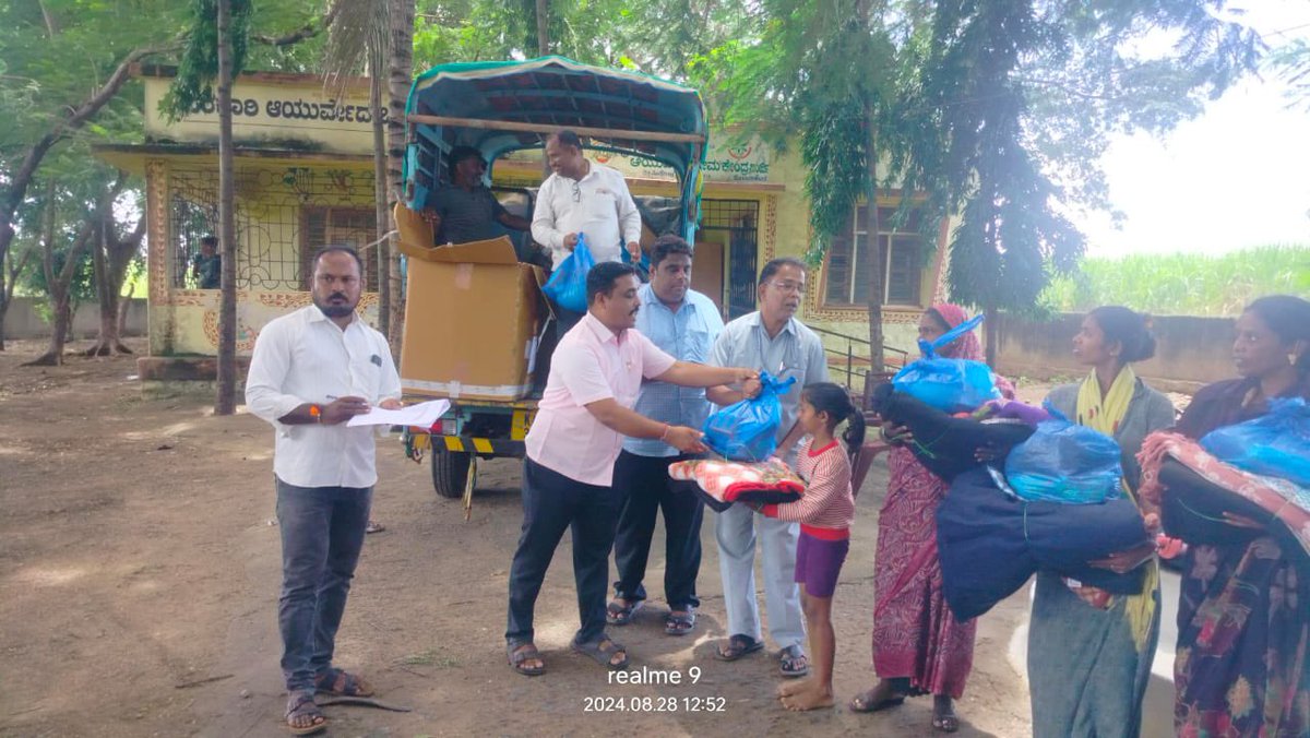 pranav_ngo's tweet image. Flood relief efforts in Mirji Village, Mudhol Taluk, Bagalkot district! Pranava Foundation distributed food kits, blankets, bed sheets, toiletries, and clothing to those affected, bringing hope and comfort to the community. 

#FloodRelief #SupportInNeed #pranavfoundation